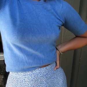Blå t-shirt! - Säljer denna fina t-shirt från Zara! Den sitter som en dröm💐 Köparen står för frakten!