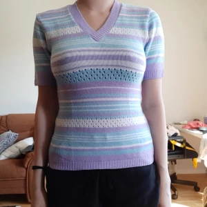 Tröja - Pastell blå, lila och vit. Små håll som dekoration (bild 3). Knappt använd och säljs för att det inte är min stil. Kramar kroppen och är som ett tunt stickat tyg. 50 kr exklusive frakt 