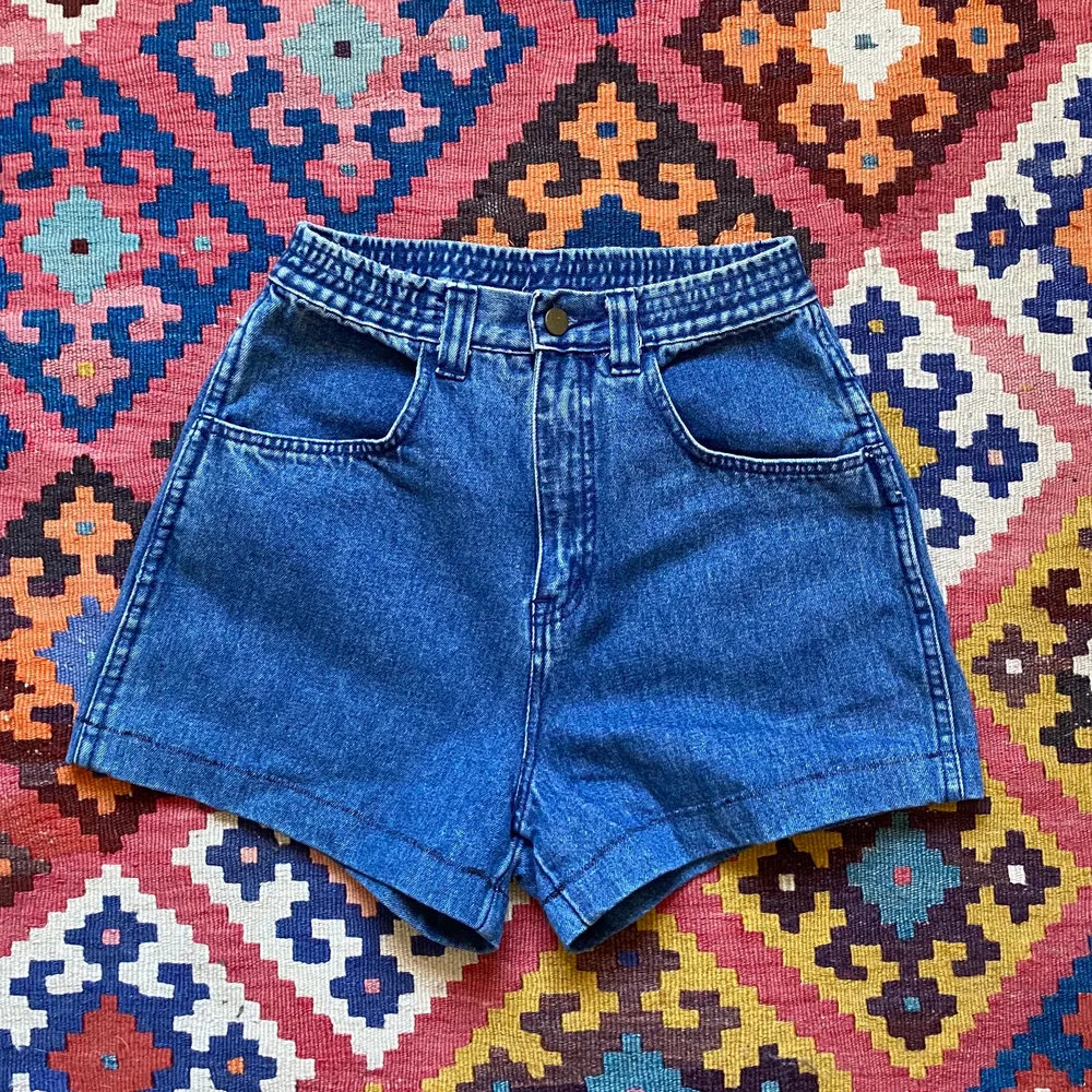 Skitsnygga shorts från 70-talet. Säljer för de är alldeles för små. Står att det är storlek 38 men skulle säga att de är mer likt 36. Frakt tillkommer :). Jeans & Byxor.