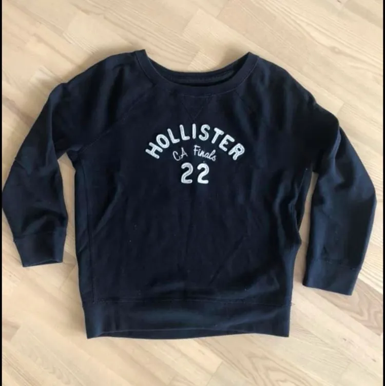 Säljer min sweatshirt från Hollister. Bra skick! Storlek S. Tröjor & Koftor.