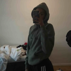  - Säljer denna populära gröna hoodie från bilbok i storlek XS/S. Sitter skit fint men kommer inte riktigt till användning, frakt betalas av köparen :)