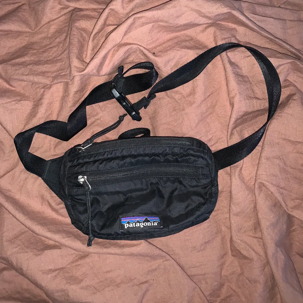 Fannypack från patagonia. Stort fack, ytterfack och innerfack. Extremt praktisk och snygg! Använd men fortfarande i mycket gott skick. . Väskor.