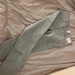 Helt oanvända jeans - Helt oanvända jeans lappen kvar, köparen står för ev frakt 
