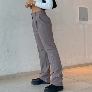 Raka byxor - Storlek 34, men passar 36 om man vill att dem ska sitta åt lite. Mycket bra skick och slutsålda. Köparen står för frakten 🤍