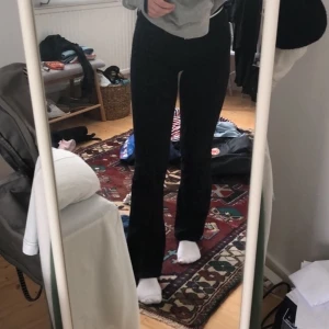 Levi’s 715 bootcut - jeans - SÄNKT PRIS👽 Svarta Bootcut jeans från Levi’s. Nästan inte alls använda. Köpta för 1000kr på carlings (Sätter pris på 150kr men det kan förhandlas)