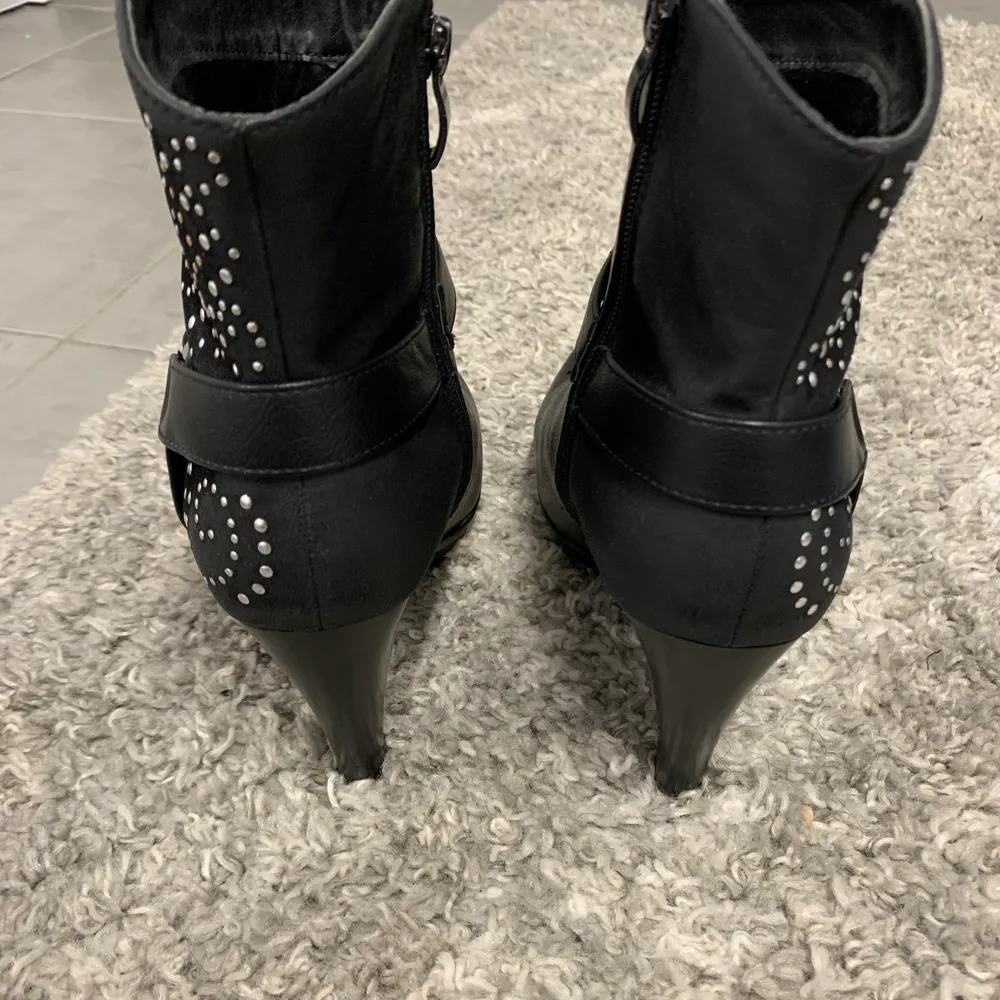 Snygga svarta högklackade skor med silvriga detaljer! . Skor.