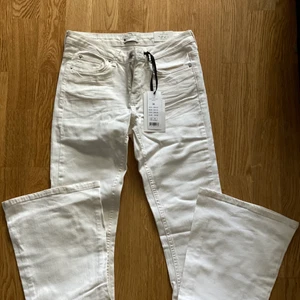 jeans  - Jeans från Gina tricot helt oanvänd. 