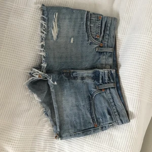 Vintage Levis - Vintage Levis shorts, supersnygga slitna men de e tyvärr lite stora på mig :)