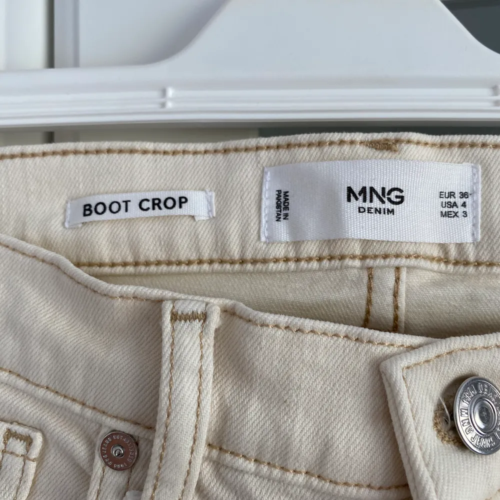 Oanvända jeans från mango storlek 36. Jeans & Byxor.