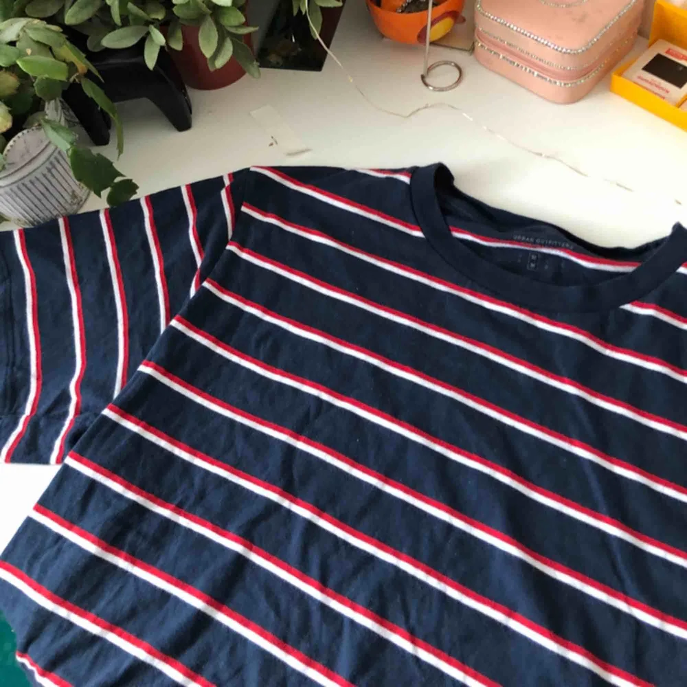 Gullig blå randig tröja från Urban outfitters ! Nypris: 349 och mycket bra skick 💕💕 basic men clean ! Storlek M (man) men passar större / mindre. T-shirts.