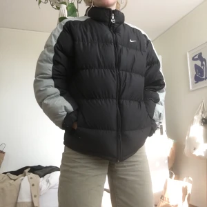 Grå och svart puffer från Nike  - Puffer från Nike i pojkstorlek men som passar en storlek XS - M. Stor nikelogga på ryggen. En favorit! 