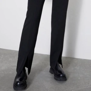 Snygga kostymbyxor med slits från Zara - Svin snygga kostymbyxor med slits, dom passar bra på mig och jag är 168cm lång! Säljer för att dom är lite stora i midjan på mig tyvärr!!! Brukar vanligtvis ha W27/28 och L32