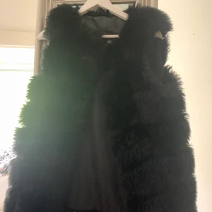 snygg pälsväst  - Fin pälsväst i bra skick, knappt använd 300kr och köparen står för frakten som är 60 kr