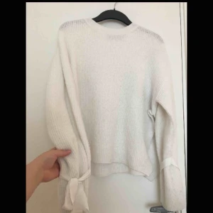  - Superfin stickad tröja från chiquelle (andra bilden är lånad men dom är exakt likadana förutom färgen) Bra skick, köpt på plick för ett tag sen men den har ej använts. 200kr inkl. Frakt