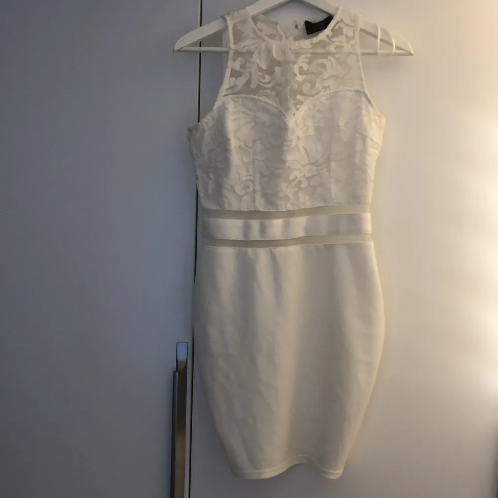 Figurnära vit klänning från Ax-Paris. Endast använd fåtal gånger. Skulle säga att storleken är en 36a. Frakt betalas av köparen. Klänningar.