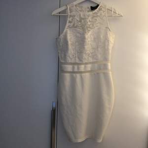 Figurnära vit klänning från Ax-Paris. Endast använd fåtal gånger. Skulle säga att storleken är en 36a. Frakt betalas av köparen