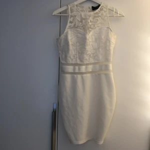 Klänning Ax-paris  - Figurnära vit klänning från Ax-Paris. Endast använd fåtal gånger. Skulle säga att storleken är en 36a. Frakt betalas av köparen