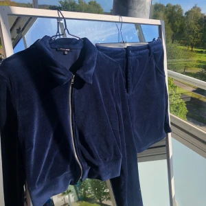 Fashionnova set - säljer då det är för stort för mig! storleken är oklar men ligger nog runt M/L💞 priset går att diskutera och frakt tillkommer🥰