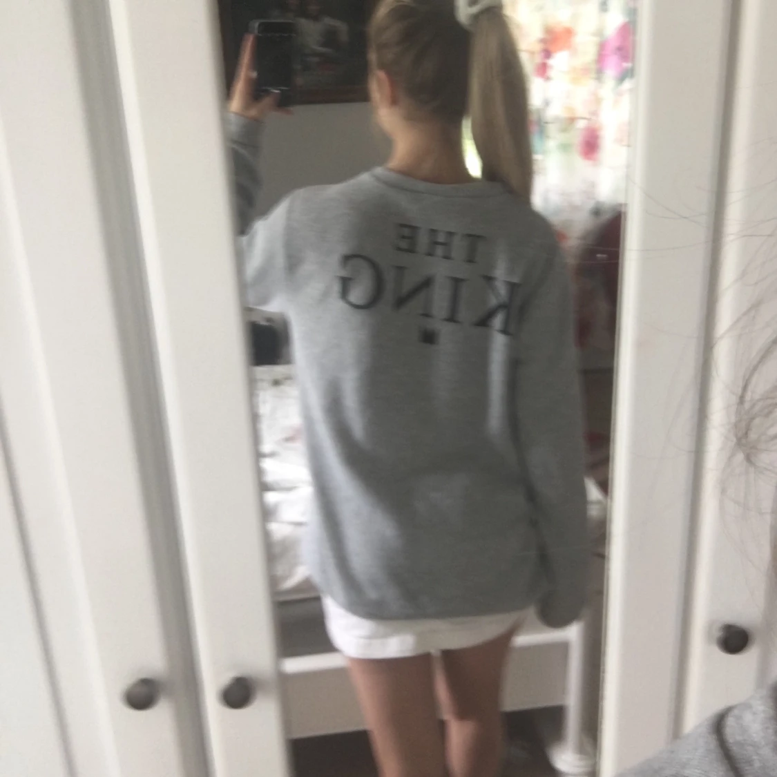 En långärmad grå tröja. Säljer åt en vän - 91