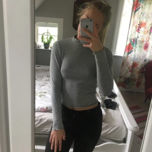 Grå långärmad tröja - Lite högre krage. Super skön.