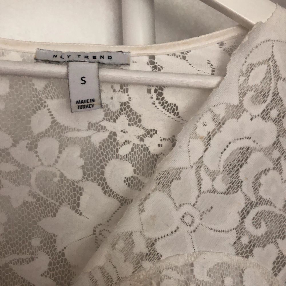 Vit spetstopp från Nelly Trend. Strl S. Använd vid några fåtal tillfällen, men har några fläckar/missfärgning. (Som säkert går bort med hjälp av fläckborttagningsmedel) 50kr + frakt. Om fler bilder önskas är det bara att hojta till🌸. Toppar.