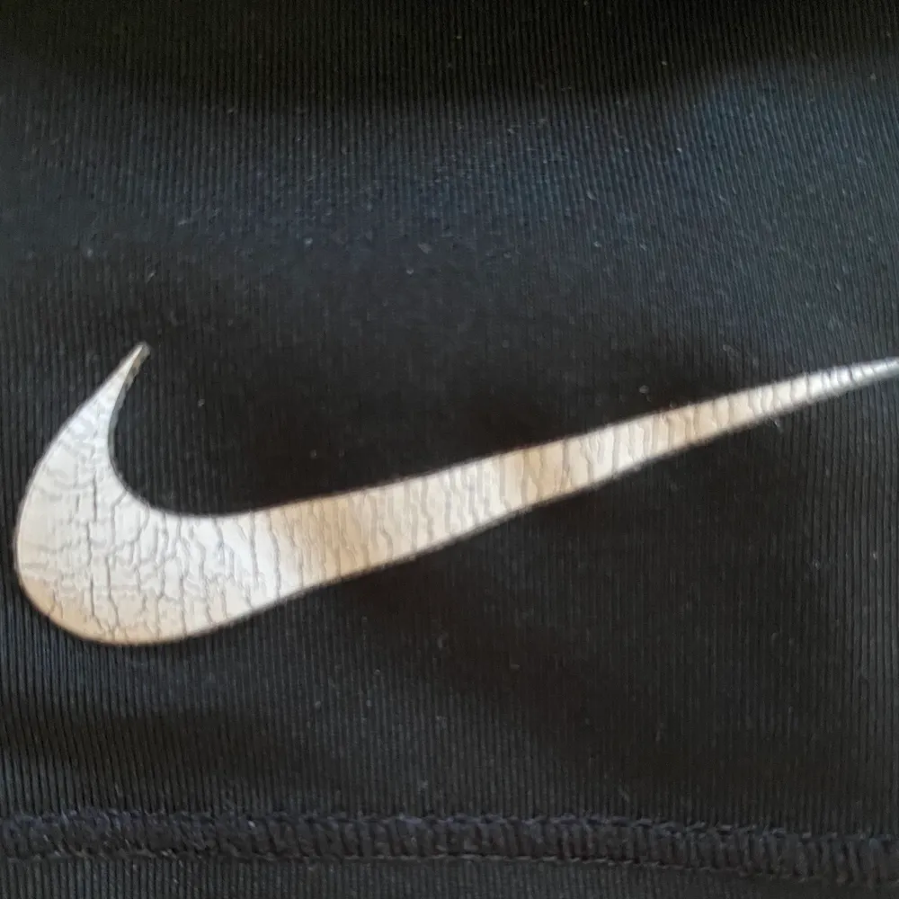 Två par Nike shorts, slitet märke på de svarta (se sista bilen). Shorts.