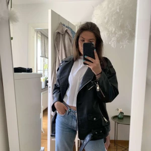 Oversized skinnjacka - Jag säljer min skinnjacka från Zara, den är oversized själva modellen och är storlek M, helt felfri! Buda gärna!