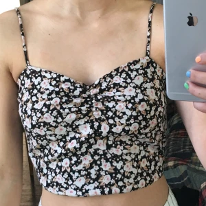 Blommigt linne - Croppad top från bikbok