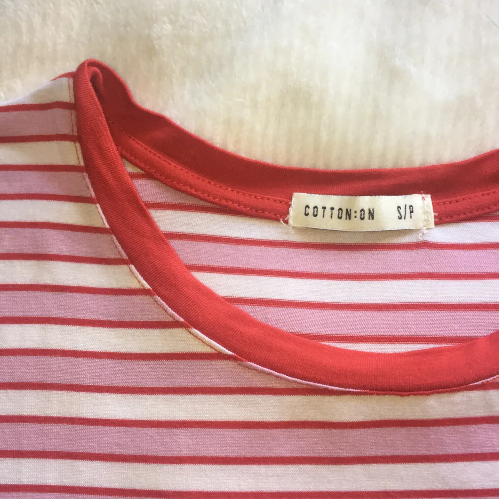 Jätteskön Randig tshirt köpt i USA på Cotton:on. Passar xs och s. 30kr + 44kr frakt = 74kr. T-shirts.