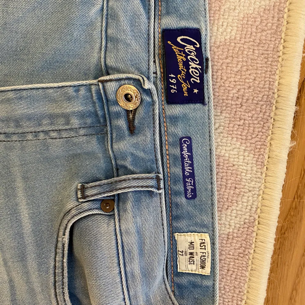 Säljer jeans från Crocker med två hål vid knäna. Storlek W 27, säljer dom för 120kr med gratis frakt. Jeans & Byxor.