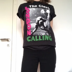 Clash-tröja - Klassiska London Calling-tishan. Snygg att croppa! Superbra skick. Storlek S men passar M om man vill ha den tajt. 