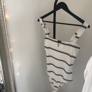 Body med slits - randig body, från bershka, använd typ två gånger