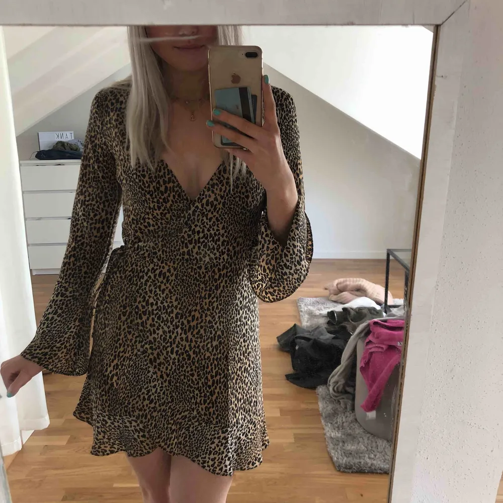 Suuperfin leopard klänning från hm! Storlek 38 men skulle säga att den passar en 36 bättre. Frakt tillkommer eller så kan jag mötas upp i stockholm city. Klänningar.