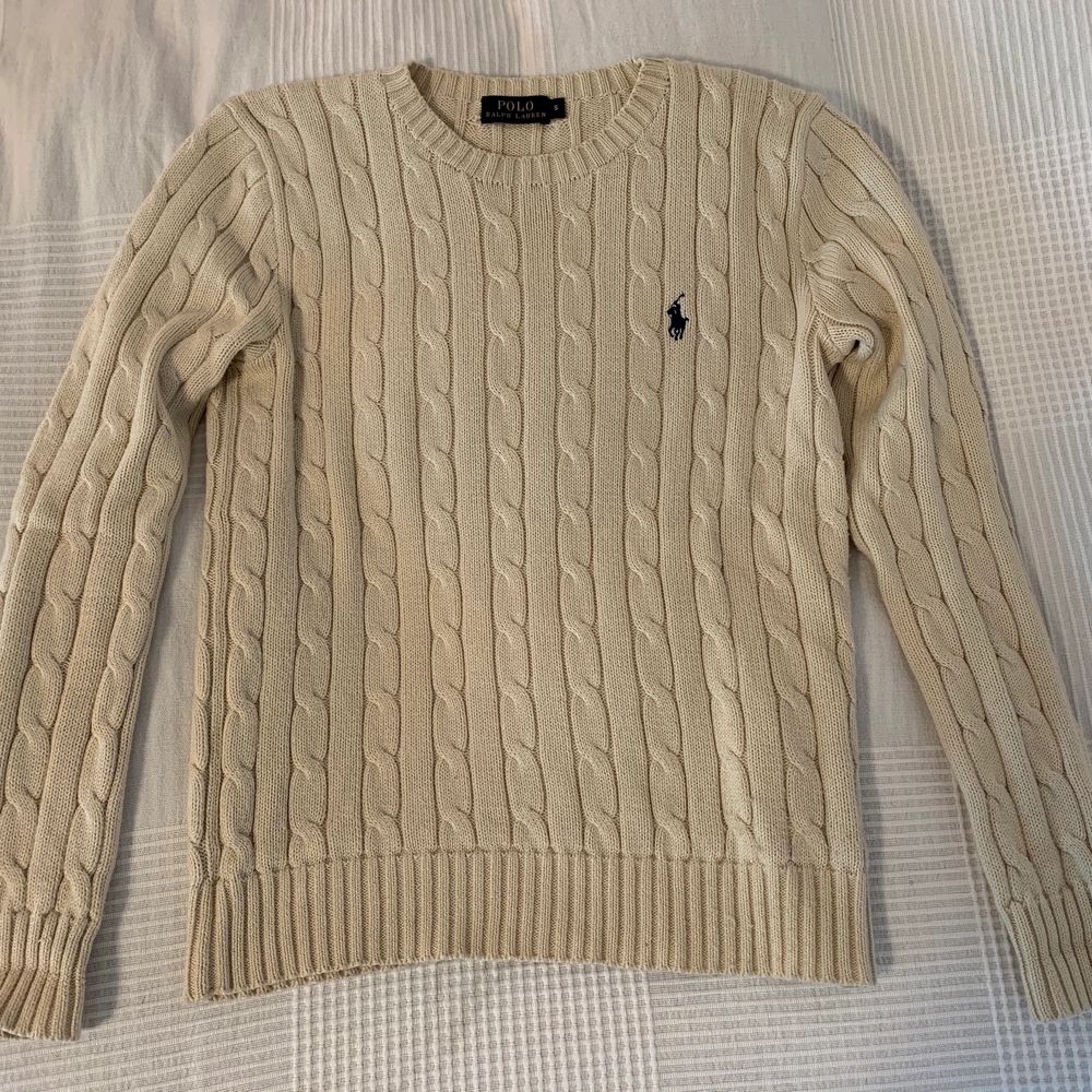Fin kabelstickad tröja i bra skick i färgen cream från Polo Ralph Lauren. Snygg över en blus eller skjorta. Nypris 1195 kr. . Stickat.