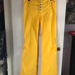 Dolce & Gabbana byxor i gult  - Coola 90 tal D&G byxor med små nitdetaljer. Små svarta prickar på benet men syns knappt. Därför säljs de billigt. 