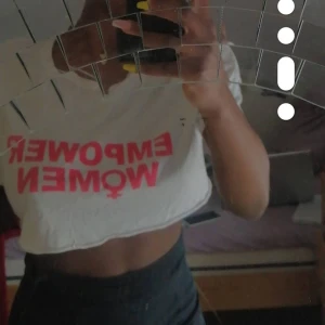 Cropped t-shirt från H&M - För liten för mig. Har lite fläckar. 