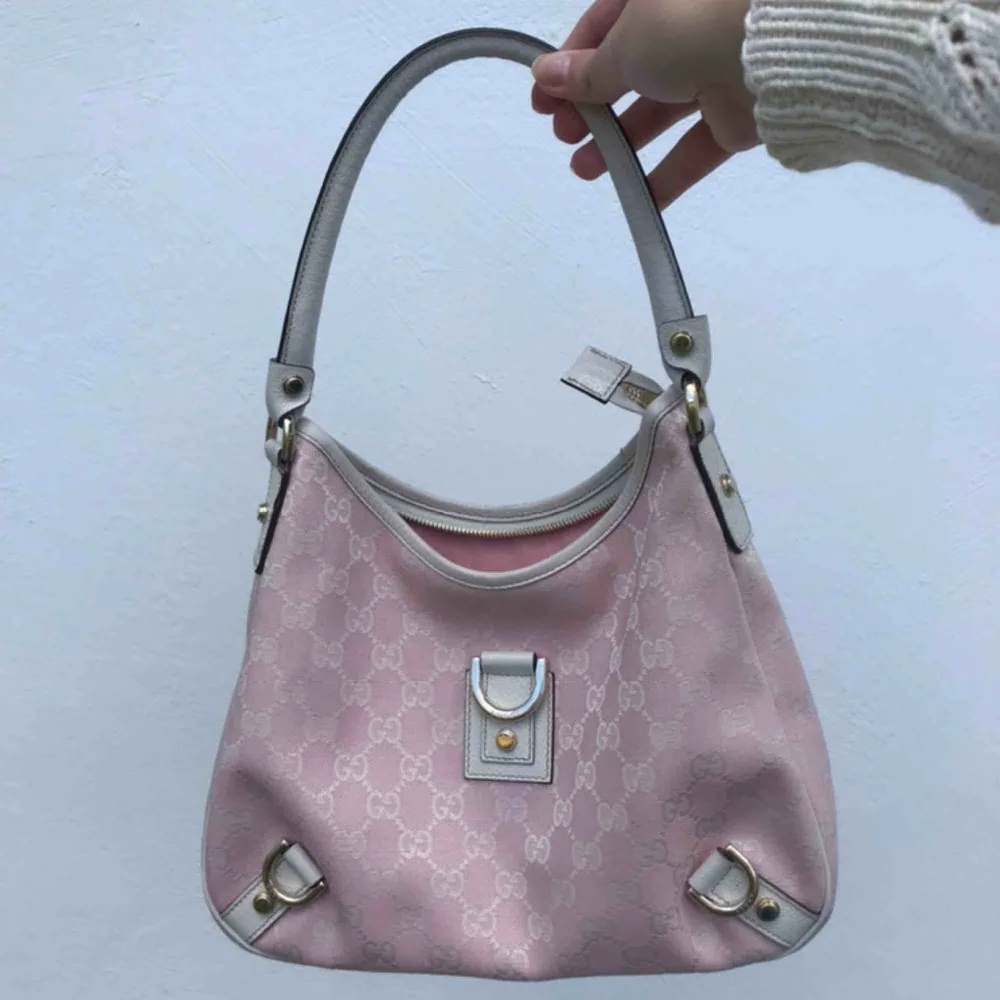 🦋Superfin handväska i Gucci print🦋 bra skick knappt använd! Frakt tillkommer på 63kr✨. Väskor.
