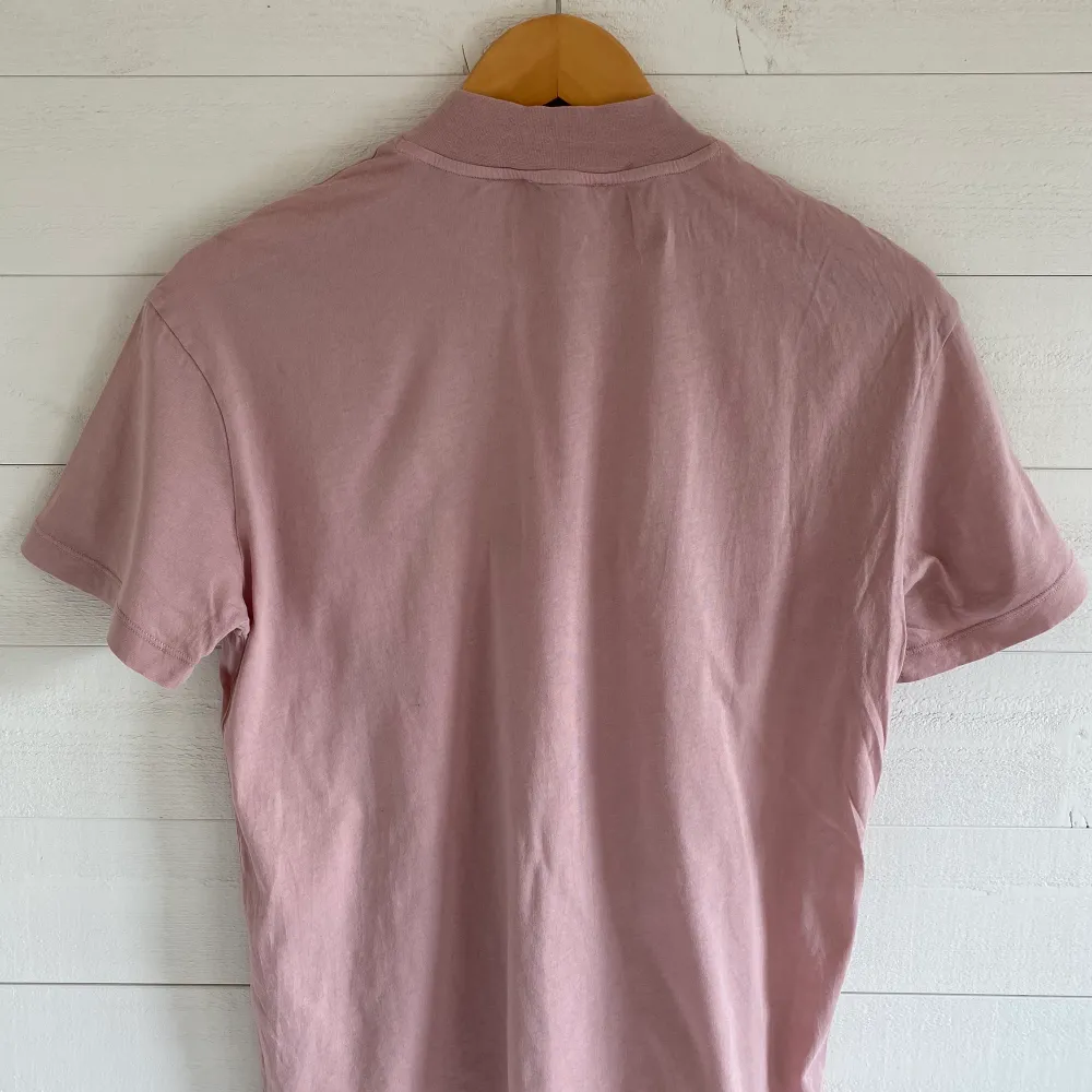 En t-shirt från & Other Stories i en rosa/mauve ton. Har en turtle neck-krage. Originalpris: 300 kr. T-shirts.