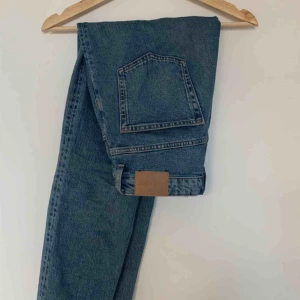  - Klassiska blåa jeans från Weekday i modellen Case. Storleken är 27/28! 🌼