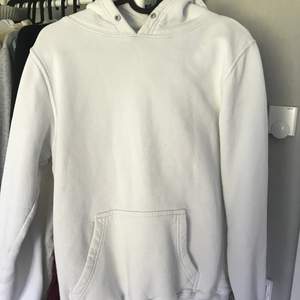 En vit hoodie i fint skick från Estate clothing i strl M, skulle dock säga att den passar en strl S bättre. Frakt är 88kr😊