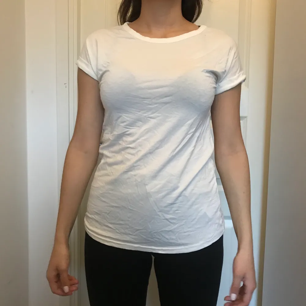Splitter ny en väldigt enkel vitt t-shirt ifrån Boohoo, storlek S🌸 Köparen betalar för frakten🌸. T-shirts.