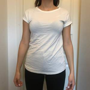 Splitter ny en väldigt enkel vitt t-shirt ifrån Boohoo, storlek S🌸 Köparen betalar för frakten🌸