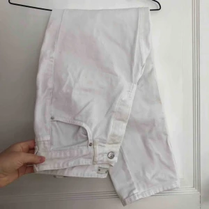  - Jättefina vita jeans i storlek 38 som tyvärr blivit för små för mig😢 Köparen står för frakt🌍 Vill bli av med allt så fort som möjligt så kolla gärna in mina andra annonser också 🥰