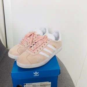 Adidas Gazelle  - Sparsamt använda! Bra/Fint skick💕 Nypris 899:- Säljes för 350:- Stl. 39 1/3
