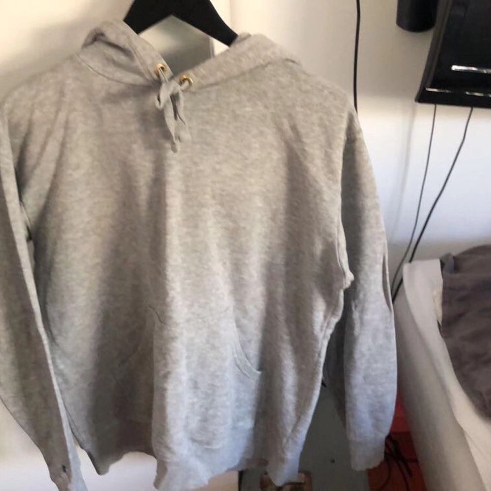 Basic grå hoodie ifrån h&m. Ganska tunn i materialet så perfekt nu till sommaren! Storlek S men passar mig som är en M. 💞 Frakt 63kr. Huvtröjor & Träningströjor.