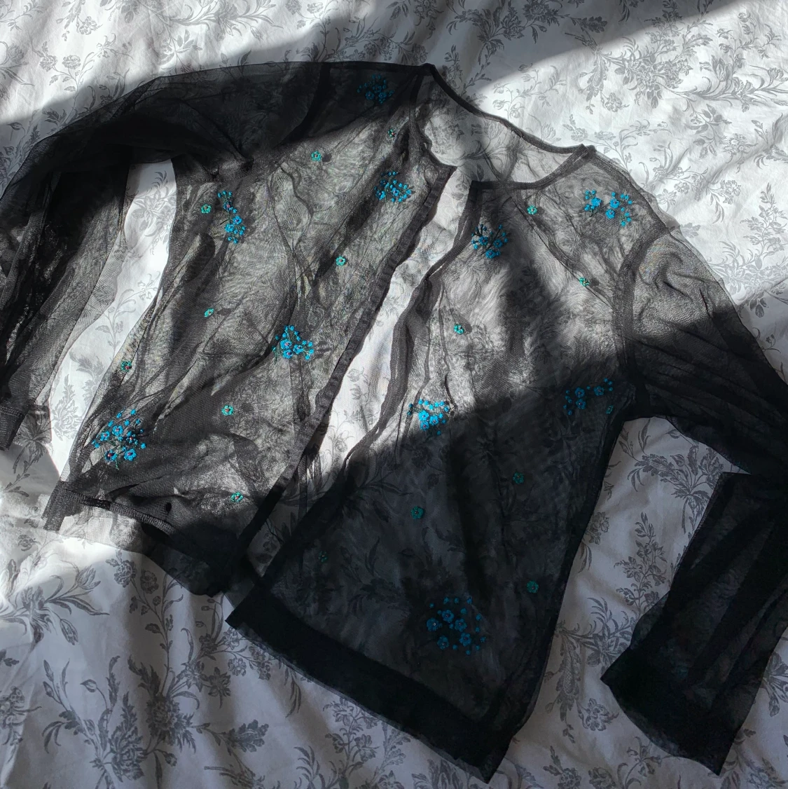 Blus i mesh med broderade blommor