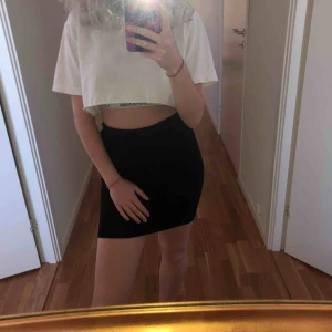  - snygg svart kjol från H&M. perfekt ju till sommaren! perfekt längd och mycket skön, använd fåtal gånger.