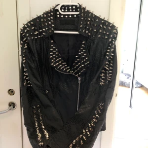 SKINNJACKA MED NITAR - En skinnjacka med nitar som endast är använd 1 gång. Skriv om ni vill ha mått ☺️ frakt tillkommer. (Faux)