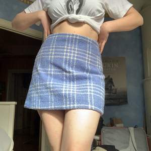 💞 Nästan aldrig använd kjol från Monki. Vet att det finns en matchande jacka som säljs här på Plick! 💞