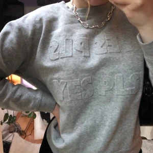 Grå sweatshirt från monki - Trendig grå sweatshirt från monki. Använt hyfsat mycket men är fräsch. Midjelång. Frakt ingår ej i priset🥰